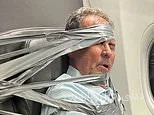 مسافری وحشتناک در هواپیما: باندپیچی و خودداری از پرواز